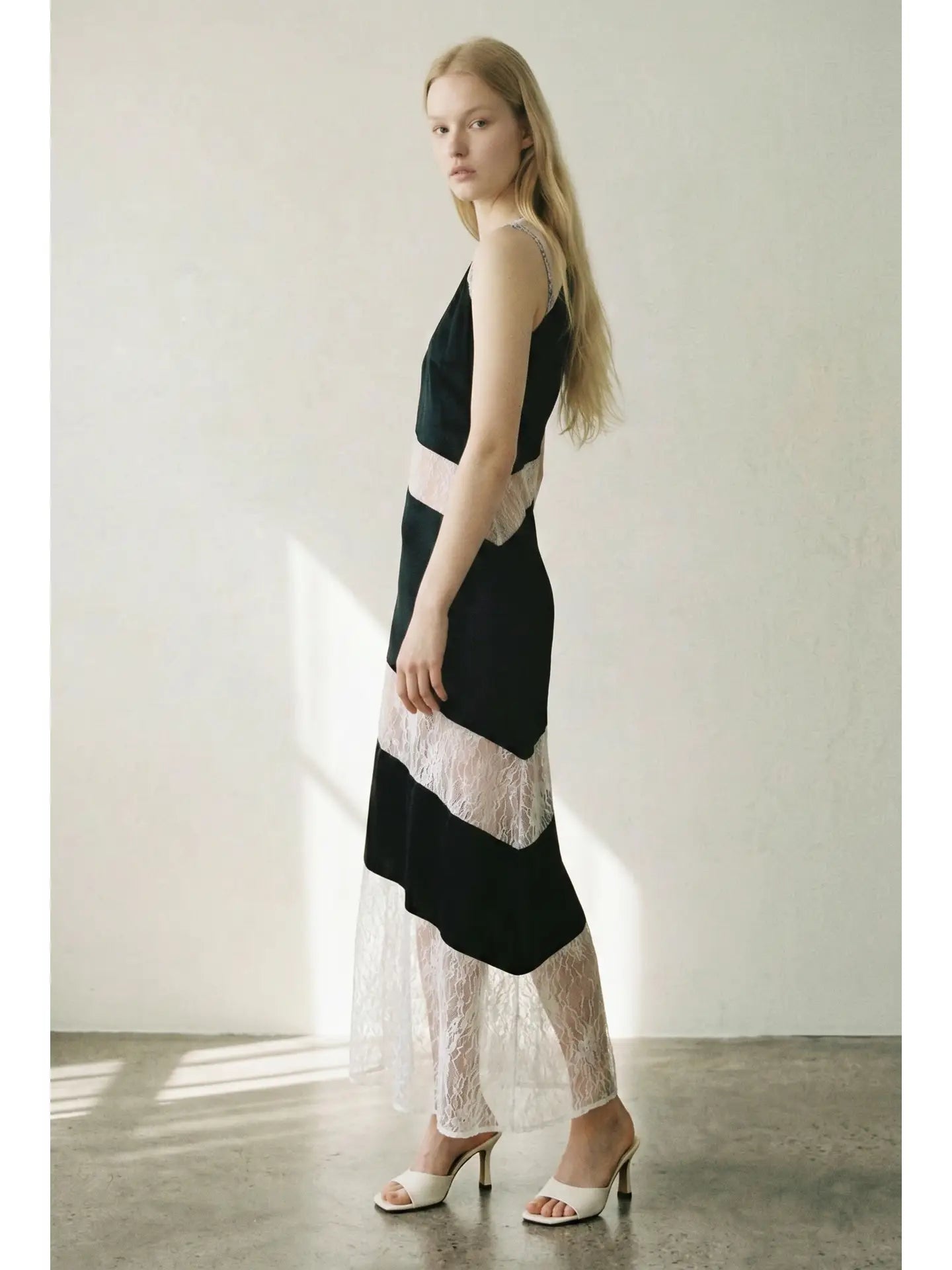 SATIN SLEEVELESS MAXI DRESS W/LACE